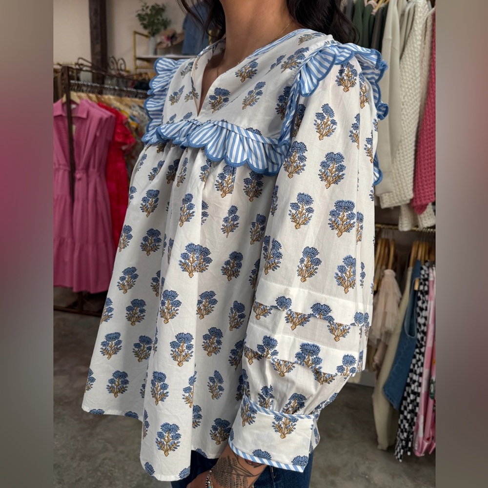 entro Fresh Picked Blue and White Floral Striped-Trim Blouse size Large